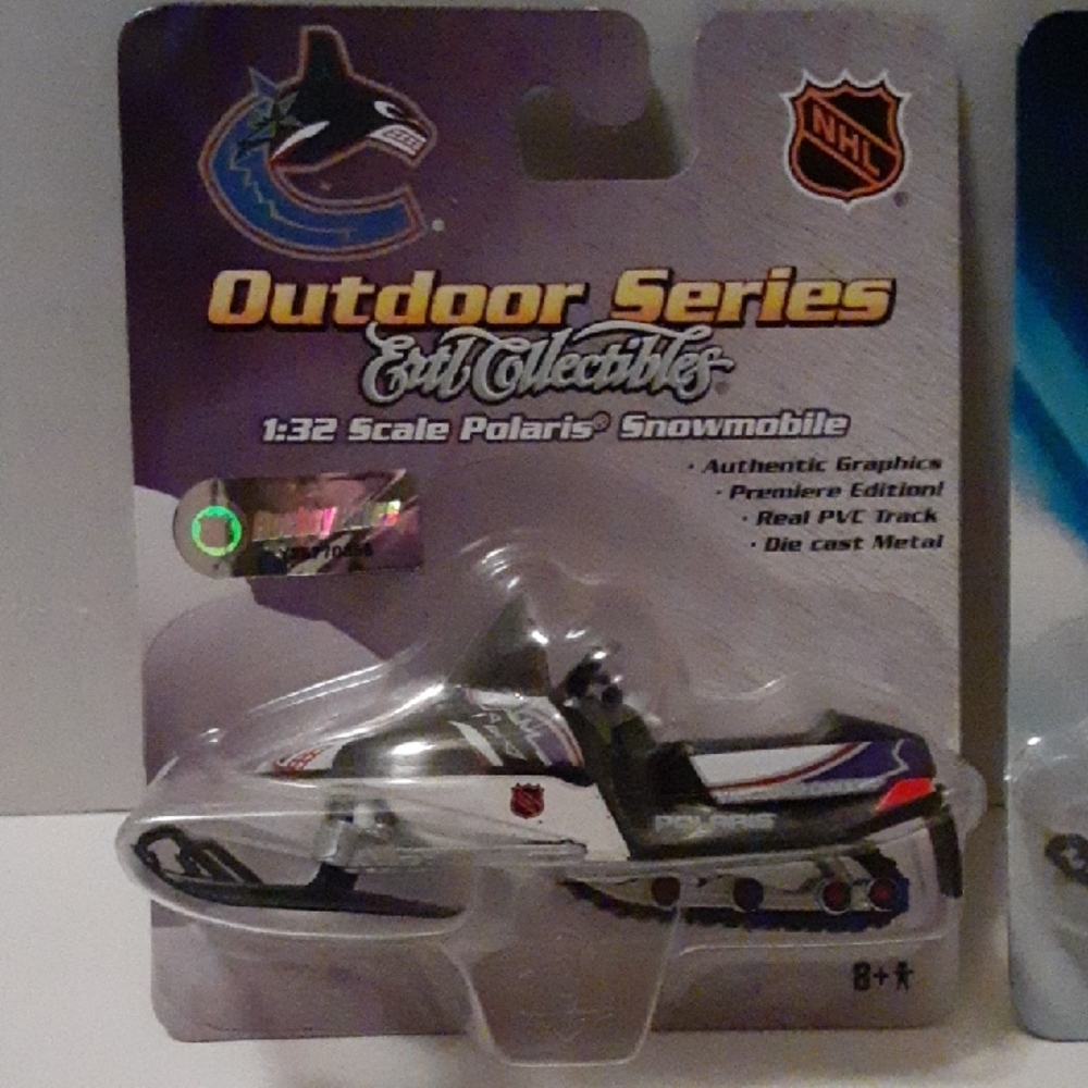 Vancouver Canucks NHL 1:32 Scale Polaris Snowmobiles NEW